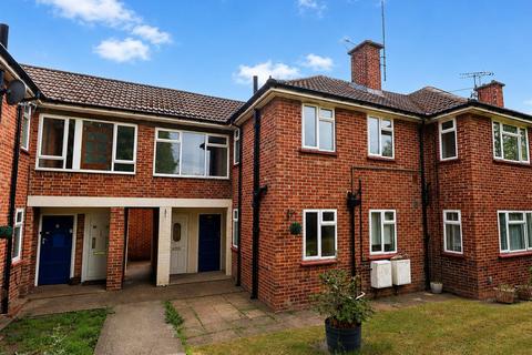 2 bed property, in Cherry Tree Walk, £215,000