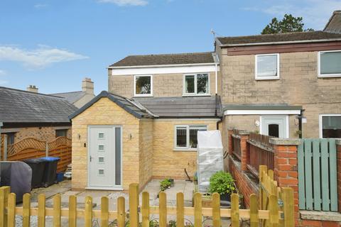 2 bed property, in Hurst Rise, £215,000