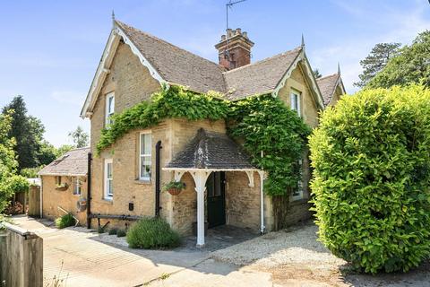 3 bed property, in Worcester Road, £485,000