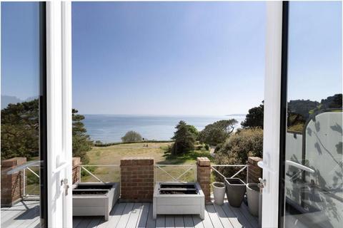1 bed property, in Flat 12 Grand Marine Court, £200,000