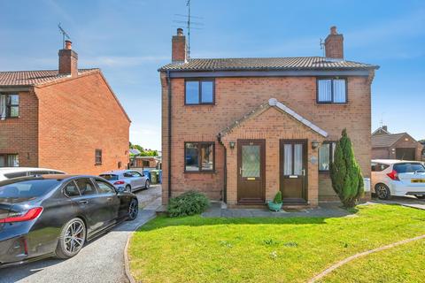 2 bed property, in Fairfield Close, £150,000