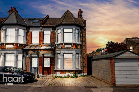 4 bed property, in Vicarage Lane, £575,000