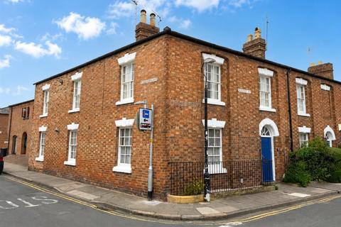 2 bed property, in College Street, £225,000