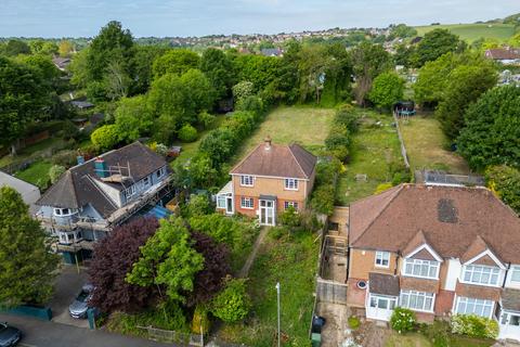 3 bed property, in Winfield Avenue, £750,000