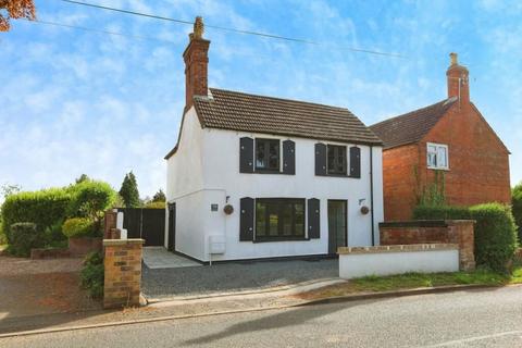 2 bed property, in 79 Main Road, £100,000