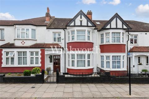 3 bed property, in Lyndhurst Road, £700,000