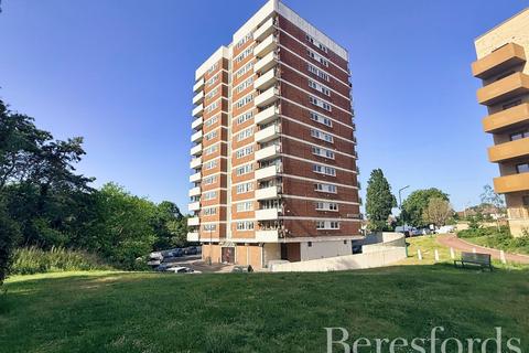 2 bed property, in Parkhill Close, £200,000