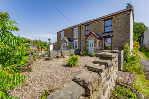 2 bed property, in Lawns Lane, £225,000