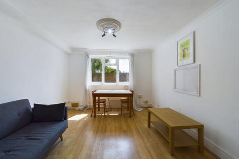1 bed property, in Hill Rise, £195,000