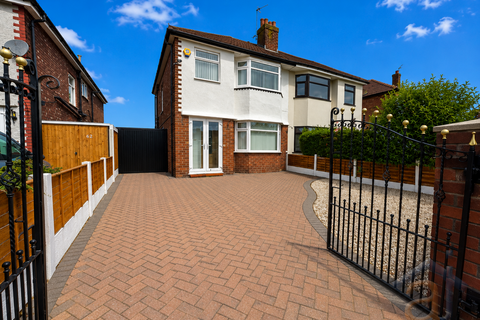 3 bed property, in Holmdale Avenue, £240,000