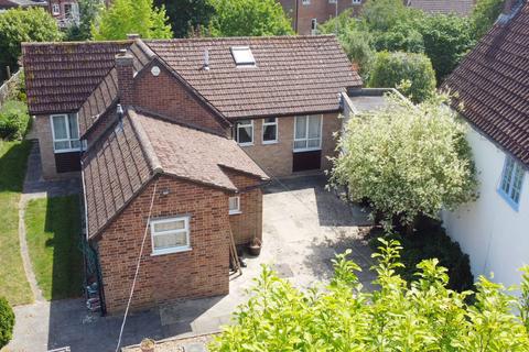 4 bed property, in Mill Green, £525,000