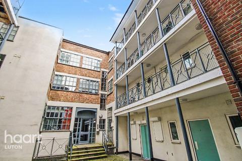 1 bed property, in John Street, £120,000