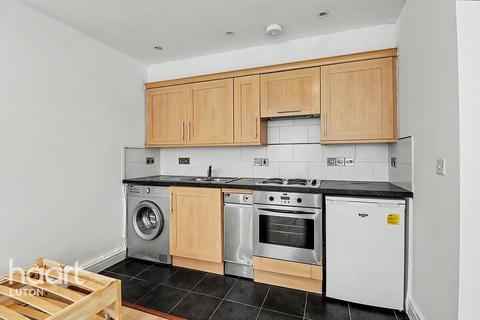 1 bed property, in John Street, £115,000