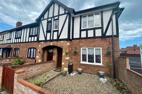 3 bed property, in Lowestoft Road, £170,000