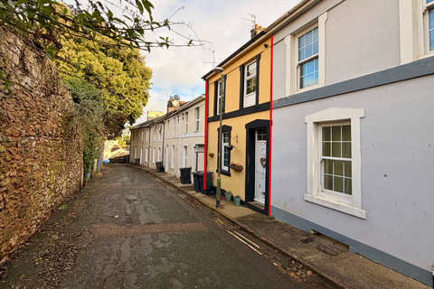 1 bed property, in Bottom Flat, £45,000