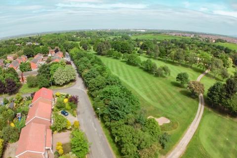 5 bed property, in Dinsdale Drive, £410,000