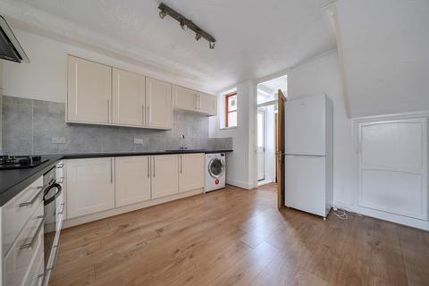 3 bed property, in Queens Road, £400,000
