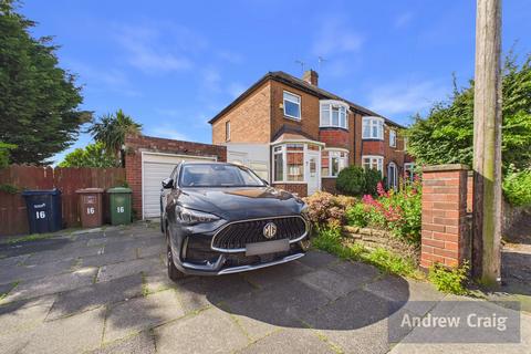 3 bed property, in Fortrose Avenue, £220,000