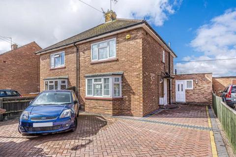 2 bed property, in Spencer Avenue, £375,000