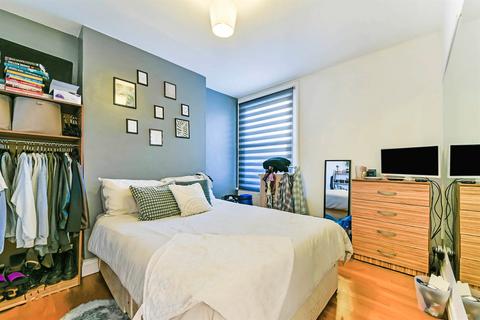 3 bed property, in Fountain Road, £725,000
