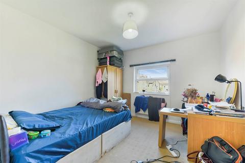 3 bed property, in Fountain Road, £725,000