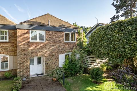 3 bed property, in Pine Grove Mews, £450,000