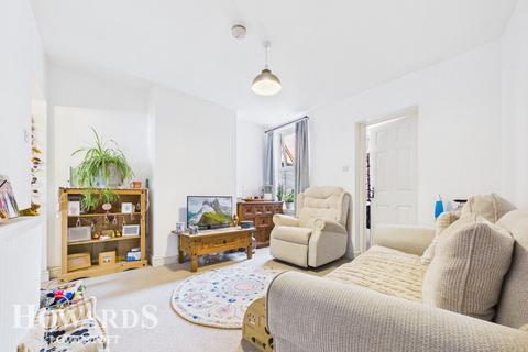 2 bed property, in High Street, £180,000