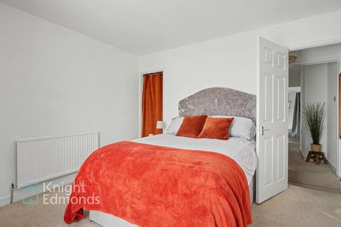 2 bed property, in Well Road, £270,000
