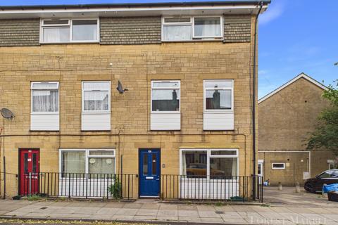 1 bed property, in Trinity Street, £90,000