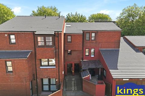 1 bed property, in Statham Grove, £230,000