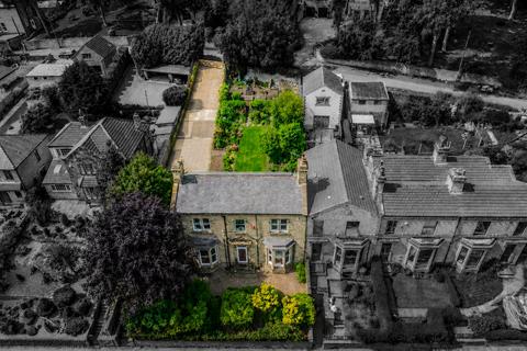 4 bed property, in Bradford Road, £435,000