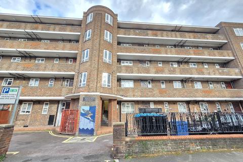 1 bed property, in Huntsman Street, £160,000