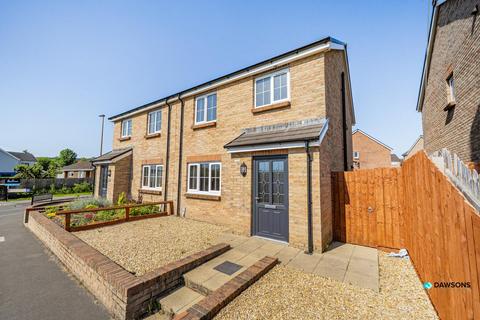 3 bed property, in Clos Clement, £235,000