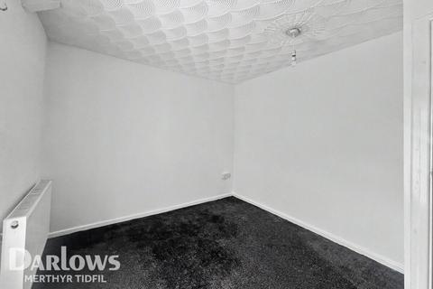 2 bed property, in Overton Street, £100,000