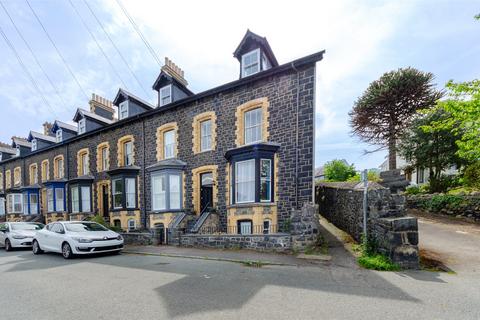 4 bed property, in Brynmor Terrace, £220,000
