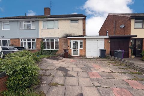 3 bed property, in Farmbrook Avenue, £200,000