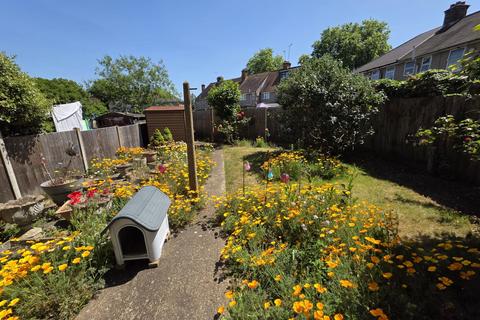 3 bed property, in East Avenue, £510,000