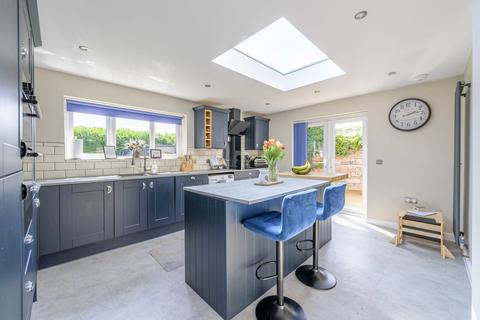 3 bed property, in Coronation Avenue, £260,000