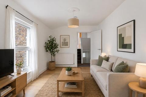 2 bed property, in Beaconsfield Road, £390,000