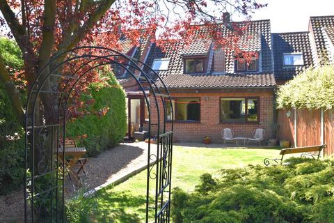 3 bed property, in Chapel Street, £395,000