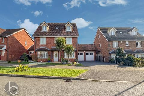 5 bed property, in Gravel Hill Way, £510,000