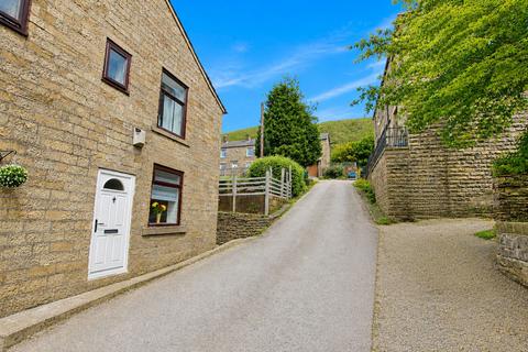 2 bed property, in Market Street, £115,000