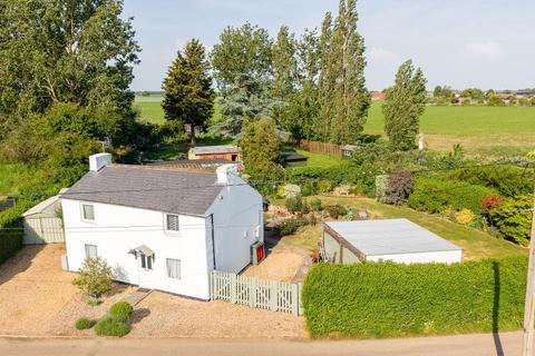 3 bed property, in Mouth Lane, £300,000