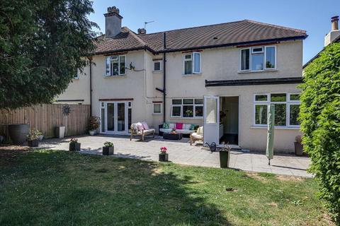 4 bed property, in Brian Avenue, £775,000