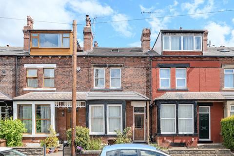 3 bed property, in Kirkstall Avenue, £235,000