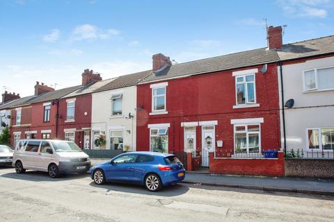 2 bed property, in Kings Road, £100,000