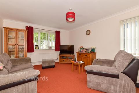 2 bed property, in Blackthorn Road, £170,000