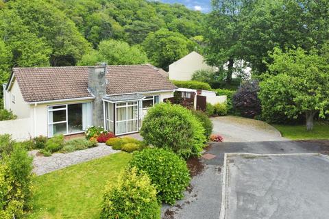 3 bed property, in Woodside Close, £350,000