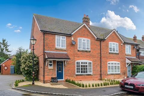 3 bed property, in Crossways, £925,000