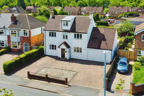 5 bed property, in Station Road, £584,950